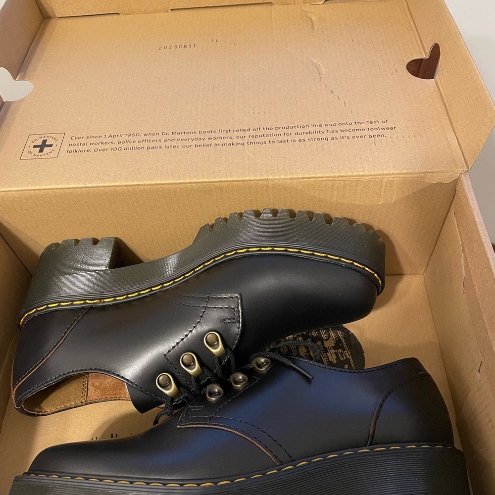 Dr. Martens Leona Low Size 8 - New